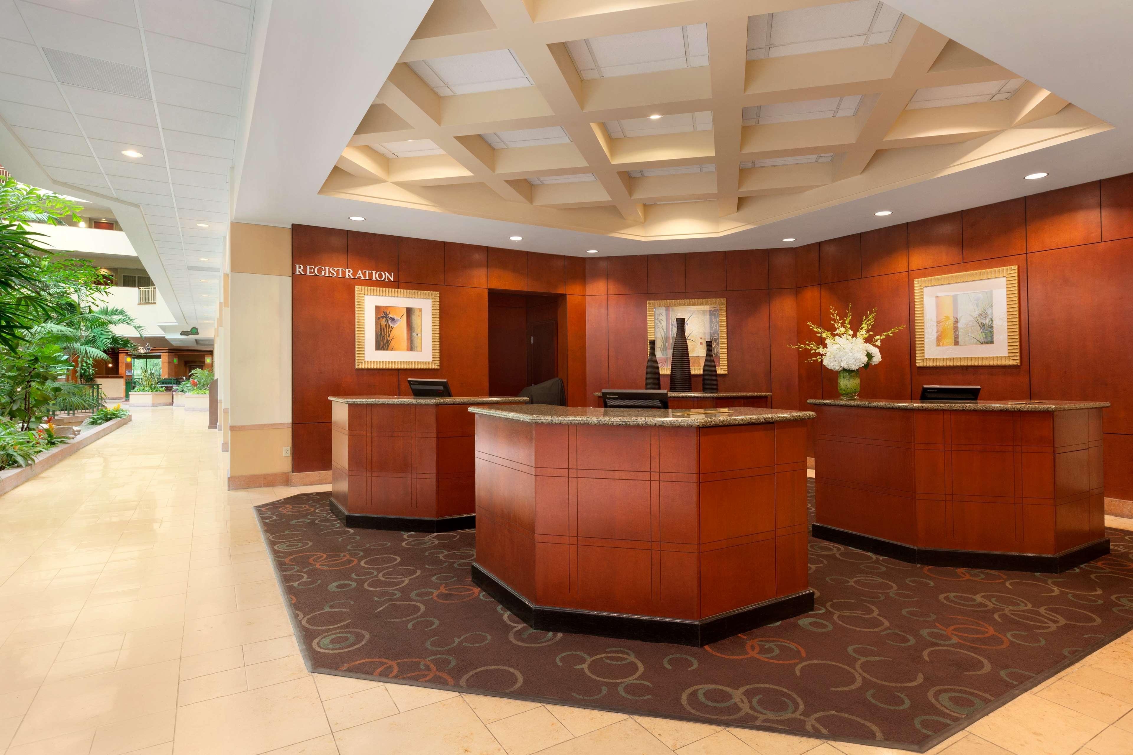 Embassy Suites By Hilton Tampa Usf Near Busch Gardens Bagian luar foto